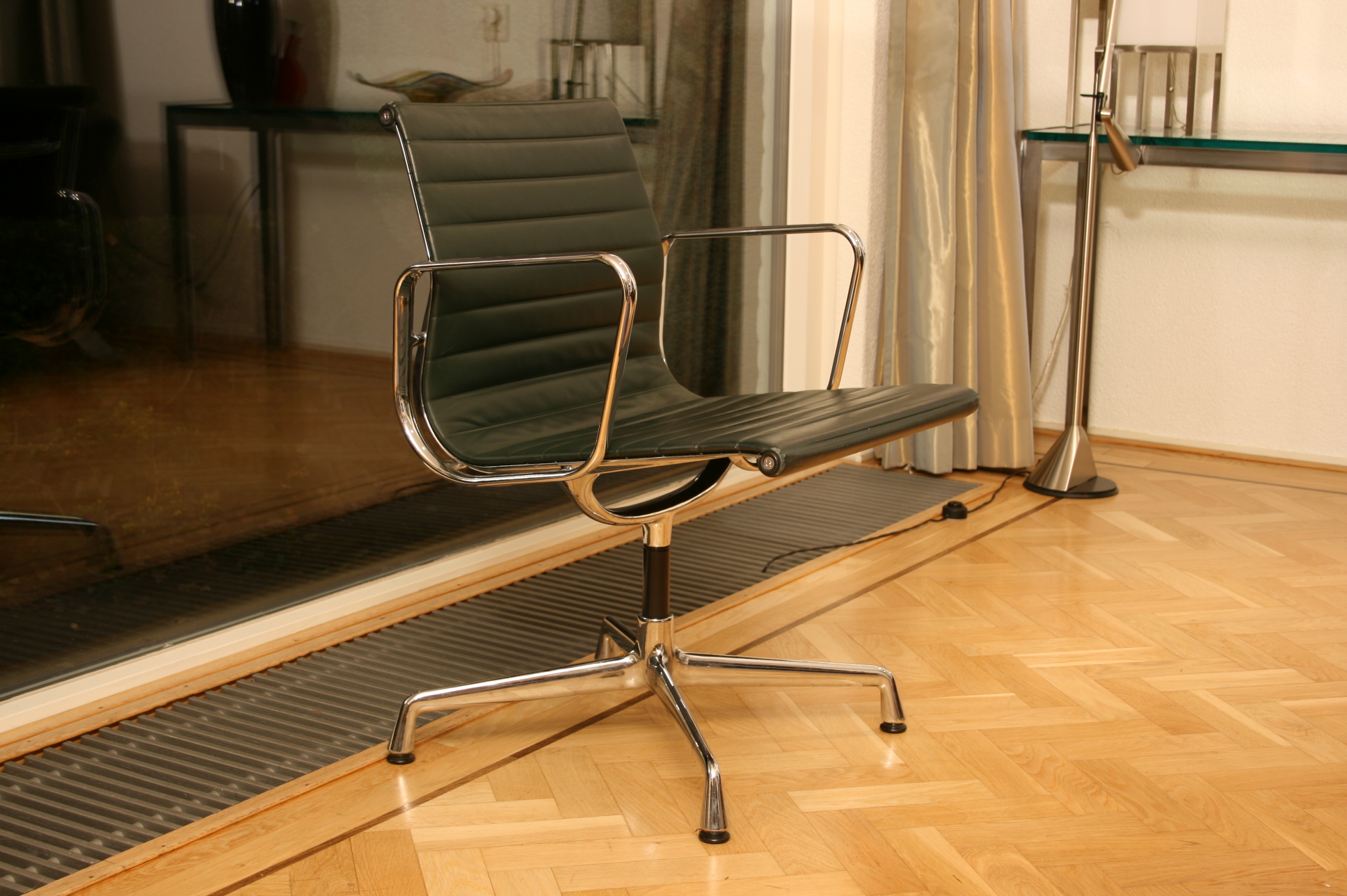 Design Vitra EA ? stoelen - Nummering Eames Aluminium Group